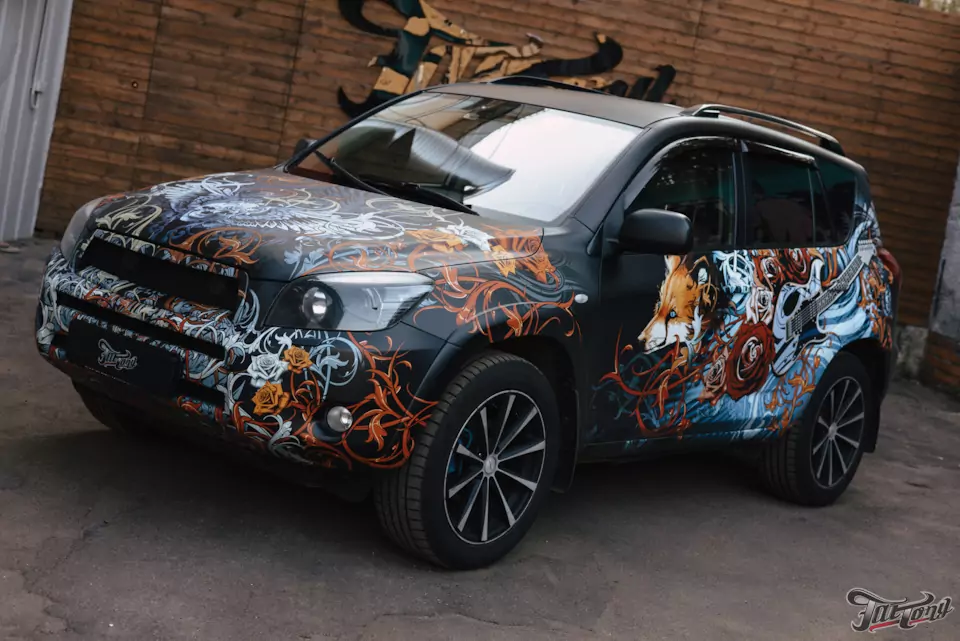 Демонтаж старой пленки и оклейка в винилографию Toyota RAV4. Вторая жизнь — новое лицо.